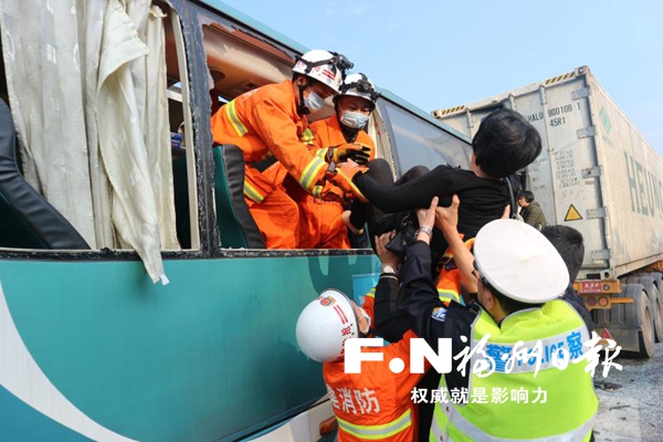 大巴追尾貨車7人被困 消防民警醫(yī)務人員聯手救援