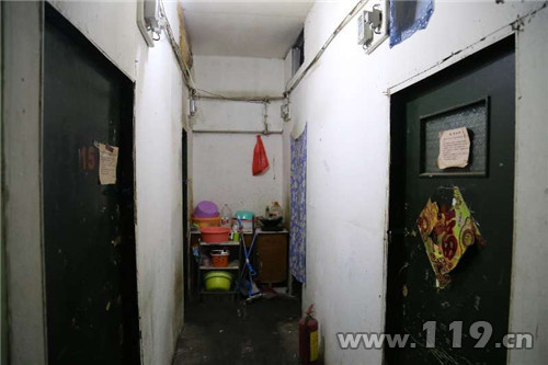 菜香暴露地下群租房 北京朝陽(yáng)消防清除安全隱患